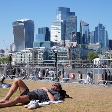 Temperatures Hit 25C In Parts Of UK But Rain On Cards For Bank Holiday Weekend