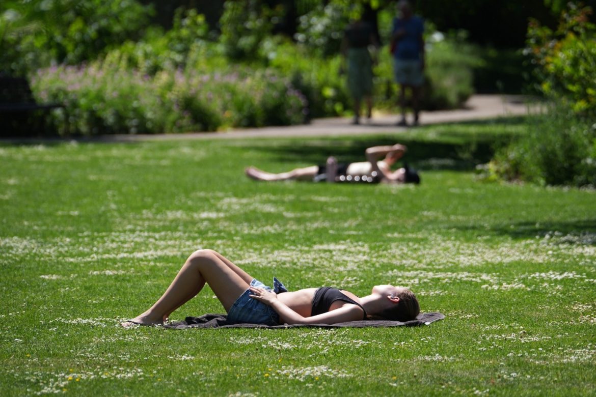 Met Office Says Record Temperatures Expected To Ease